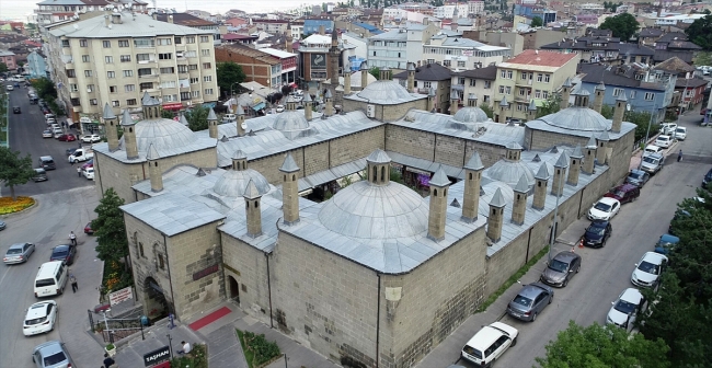 Taşhan Çarşısı nostaljik yapısıyla ekonomik hareketliliğini koruyor